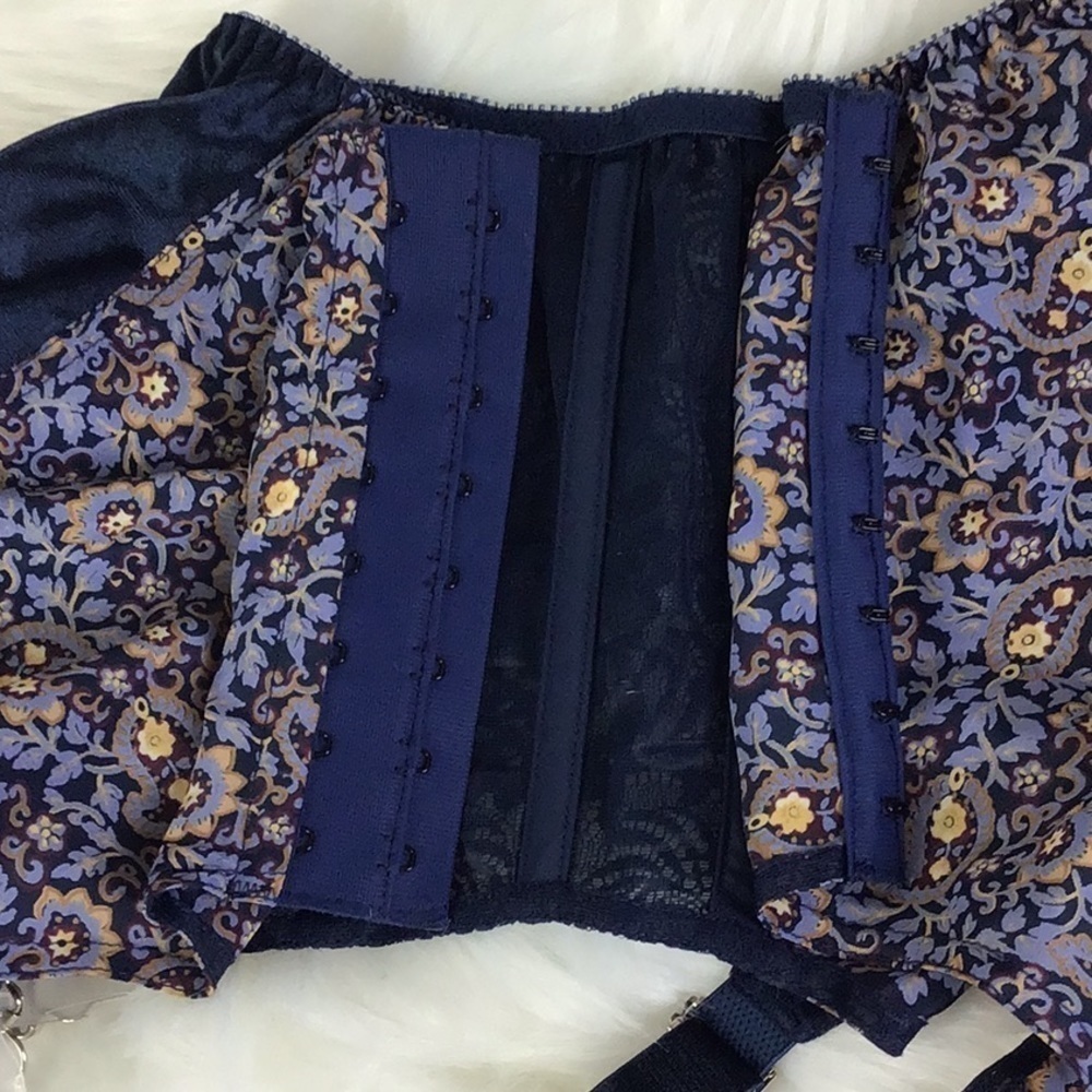 Natori Women’s Size Small Garter Belt Blue floral & Lace Special Occasion - Picture 4 of 8